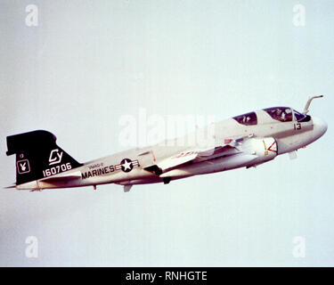 1980 - un'aria-aria - Vista laterale destra di una marina EA-6B Prowler aeromobile durante la fase di esercizio di far fronte nord '80 Foto Stock