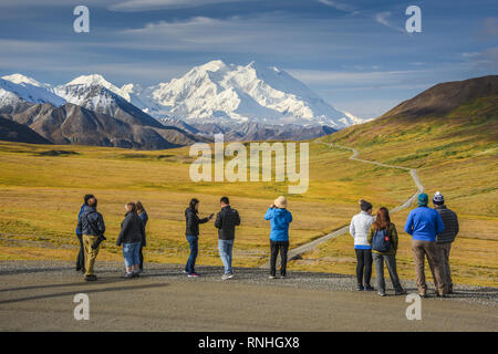 Gita in autobus ai visitatori di ammirare la prima vista del Denali dal Park Road a Stony Pass, Parco Nazionale di Denali, Alaska, STATI UNITI D'AMERICA Foto Stock