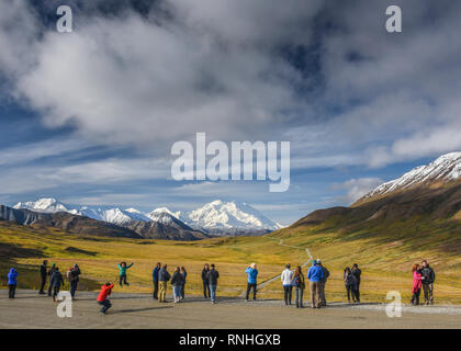 Gita in autobus ai visitatori di ammirare la prima vista del Denali dal Park Road a Stony Pass, Parco Nazionale di Denali, Alaska, STATI UNITI D'AMERICA Foto Stock