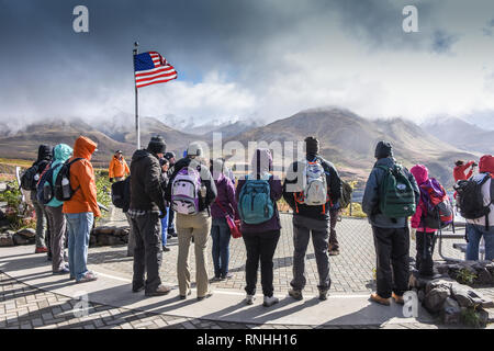 Ranger-escursione guidata raccoglie presso il pennone di Eielson Visitor Center, il Parco Nazionale di Denali, Alaska, STATI UNITI D'AMERICA Foto Stock