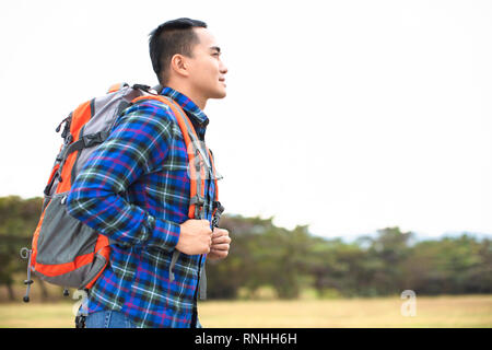 Traveler giovane con uno zaino di guardare avanti Foto Stock