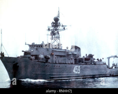 1982 - Porta vista di prua di un sovietico classe Natya ocean minesweeper in corso. Foto Stock