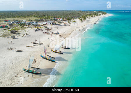 Outrigger Canoe sulla spiaggia Ambola, Madagascar Foto Stock