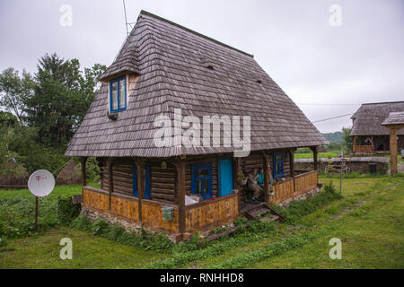 Nel piccolo villaggio di Breb Maramureș, regione del nord della Transilvania sono un gruppo di 100 anno vecchi fienili ripristinati che sono in affitto Foto Stock