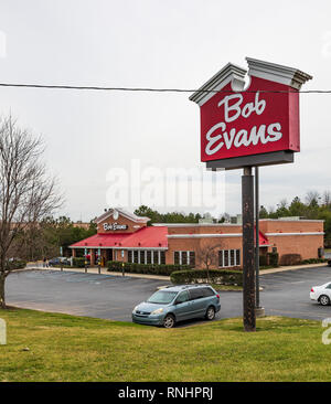 HICKORY, NC, Stati Uniti d'America-2/15/19: Un Bob Evans ristorante e segno, una catena di proprietà di Golden Gate Capitale. Foto Stock