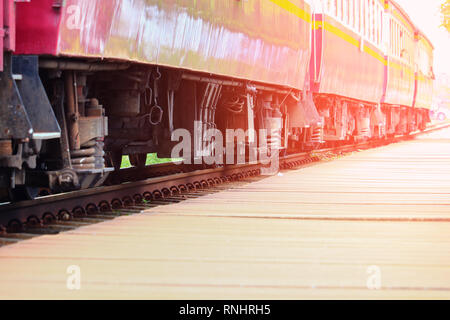 Treno ruote vicino sul binario ferroviario alla stazione con la luce del tramonto tone selezionare la messa a fuoco con profondità di campo Foto Stock