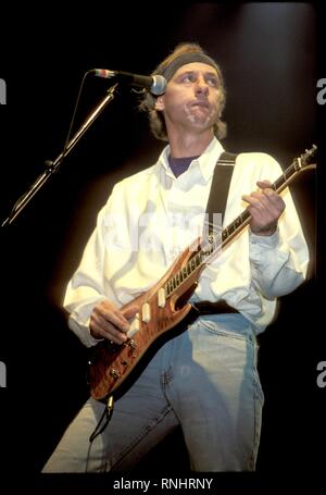 Mark Knopfler dei Dire Straits è mostrato esibirsi sul palco durante un concerto aspetto. Foto Stock