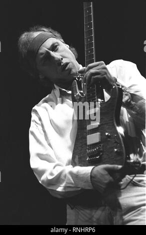 Mark Knopfler dei Dire Straits è mostrato esibirsi sul palco durante un 'live' aspetto di concerto. Foto Stock