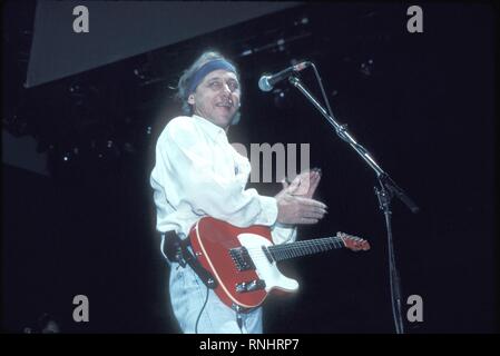 Mark Knopfler dei Dire Straits è mostrato esibirsi sul palco durante un concerto aspetto. Foto Stock