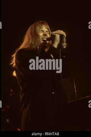 Il cantante Don Dokken è mostrato esibirsi sul palco durante un concerto di Dokken. Foto Stock