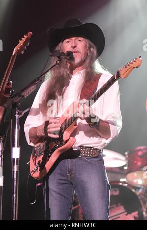 Doobie Brothers chitarrista Patrick Simmons è indicato di eseguire durante un 'live' aspetto di concerto. Foto Stock