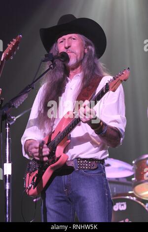 Doobie Brothers chitarrista Patrick Simmons è indicato di eseguire durante un 'live' aspetto di concerto. Foto Stock
