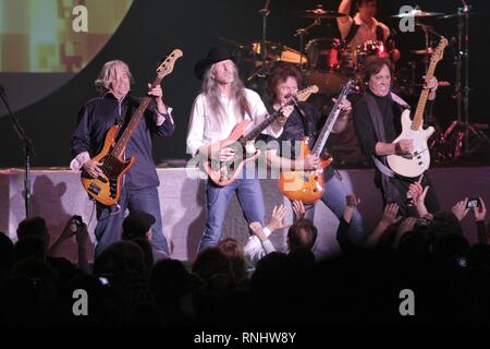 La DOOBIE BROTHERS sono mostrati esibirsi sul palco durante un 'live' aspetto di concerto. Foto Stock