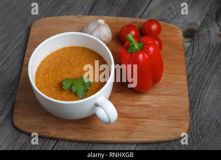 Pomodoro Zuppa Gazpacho con pepe e aglio, cucina spagnola Foto Stock