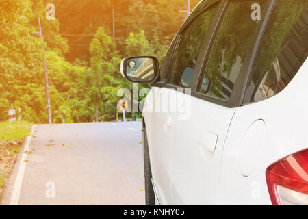 Auto sulla strada con spazio di copia consente di aggiungere del testo Foto Stock