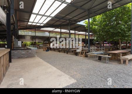 Mercato Outdoor facility a Lourensford wine estate in Somerset West, Cape Winelands, Sud Africa con assenza di persone in un giorno di chiusura Foto Stock