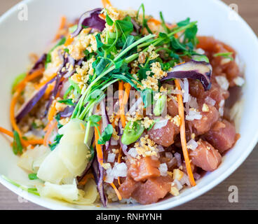 Un hawaiano tonno ahi poke ciotola (poke insalata di pesce) da 'Ono Poke Co. in Edmonton, Alberta, Canada. Foto Stock