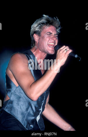 Duran Duran cantante Simon LeBon è mostrato esibirsi sul palco durante un 'live' aspetto di concerto. Foto Stock