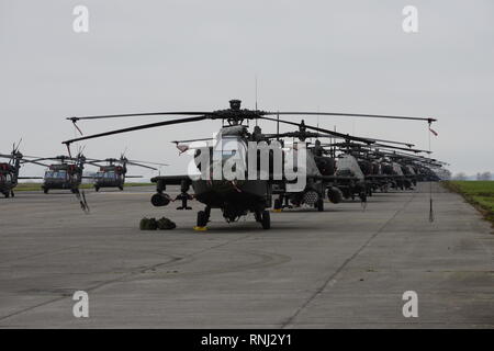 Stati Uniti Esercito AH-64 Apache e UH-60 Black Hawk elicotteri dal primo combattimento Brigata Aerea, 1a divisione di fanteria, sono andate in scena sul Wingene Air Base, Belgio, 6 febbraio 2019. Wingene Air Base è servita come un intermedio area di sosta prima della 1a combattere la Brigata Aerea distribuito in Germania, Polonia, Lettonia e Romania per nove mesi al treno con i partner della NATO a sostegno della Atlantic risolvere. (U.S. Esercito foto di Visual Information Specialist Pascal Demeuldre) Foto Stock