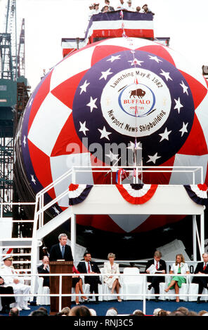 1982 - la prua dell'energia nucleare sottomarino attacco USS BUFFALO (SSN 715) torri tramite gli altoparlanti piattaforma durante la cerimonia launchling. Foto Stock