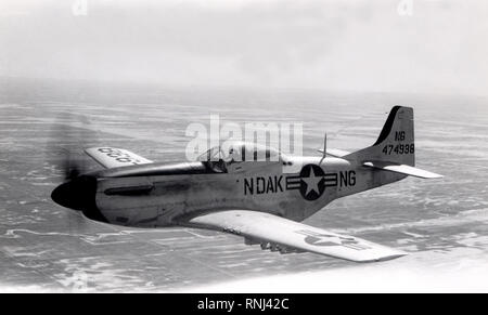 1950 - STATI UNITI Air Force F-51D Mustang aeromobile assegnati al 119° Fighter Wing 'Happy hooligan", 178mo Fighter Squadron, North Dakota Air National Guard, in volo vicino campo di Hector, N.D., qualche volta nei primi mesi del 1950. Foto Stock