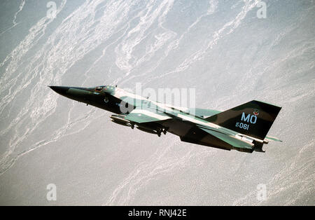 1980 - un'aria-aria - Vista laterale sinistra di un F-111un aeromobile banking a destra su una gamma Foto Stock