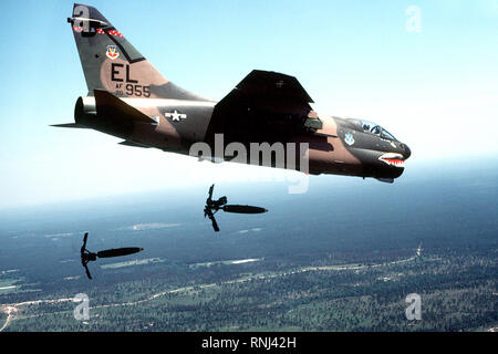 1980 - un'aria-aria - Vista laterale destra di un A-7D Corsair II aeromobili rilasciando Mark 82 ad alta trascinare le bombe su una gamma Foto Stock