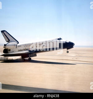 Vista anteriore destra dello Space Shuttle Columbia atterraggio su una pista a livello nazionale Aeronautica e spazio dell Amministrazione di Dryden Flight Research Center. Gli astronauti comandante equipaggio John W. Young e Robert L. Crippen, a bordo della navetta, erano sulla prima missione spaziale per testare la navetta del sistema. Foto Stock