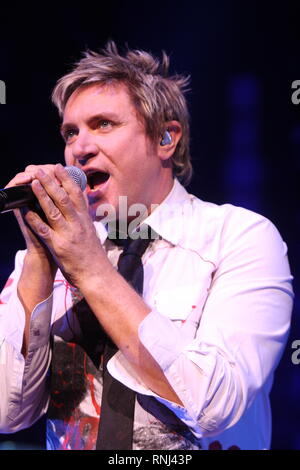 Duran Duran cantante Simon LeBon è mostrato esibirsi sul palco durante un 'live' aspetto concerto Foto Stock