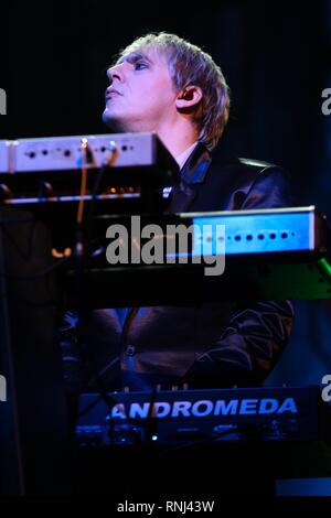 Duran Duran tastierista Nick Rhodes è mostrato esibirsi sul palco durante un 'live' aspetto concerto Foto Stock