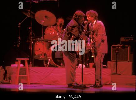 Musicista Bob Dylan è indicato di eseguire con sorpresa valutazione Rick Danko durante un "concerto dal vivo presso il Teatro Oakdale in Wallingford, Connecticut. Foto Stock