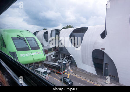 Singapore, Singapore - 22 Gennaio 2017: un treno turistico porta i passeggeri a Sentosa Island Da harbourfront futuristico Mall. Foto Stock