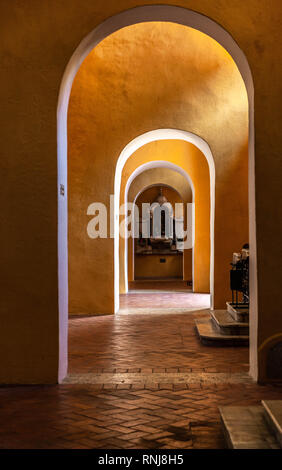 Archway all'interno del Convento de Santo Domingo, Cartagena de Indias, Colombia. Foto Stock