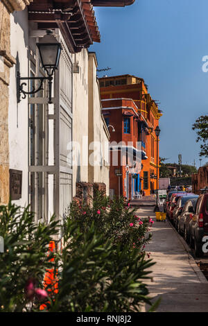 Fila di case storiche in Cartagena de Indias, Colombia. Foto Stock