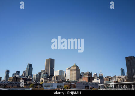 MONTREAL, Canada - 4 Novembre 2018: skyline di Montreal, con edifici iconici di Montreal Vecchia (Vieux Montréal e il CBD di grattacieli aziendali adottate dal Foto Stock