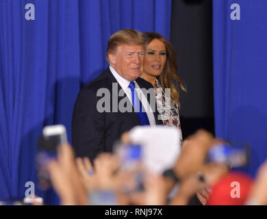 MIAMI, FLORIDA - 18 febbraio: presidente Donald Trump e la First Lady Melania Trump frequentare un rally a Florida International University il 18 febbraio 2019 a Miami in Florida. Presidente Trump ha parlato della crisi in corso in Venezuela. Persone: presidente Donald Trump, Melania Trump Credito: Hoo-Me.com / MediaPunch *** NO NY PAPER*** Foto Stock