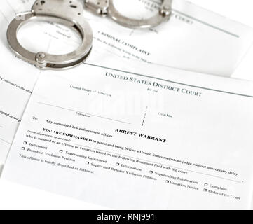La corte distrettuale Mandato Court papers con le manette isolato su bianco con profondità di campo Foto Stock