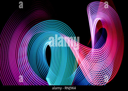 Abstract rainbow neon incandescente linee di attraversamento pattern. Sfondo scuro di luci al neon colorate luce incandescente forme. Foto Stock