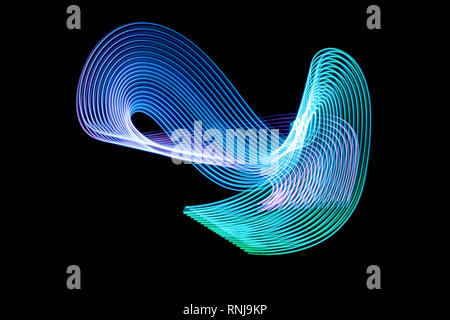 Abstract rainbow neon incandescente linee di attraversamento pattern. Sfondo scuro di luci al neon colorate luce incandescente forme. Foto Stock