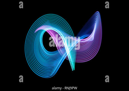 Abstract rainbow neon incandescente linee di attraversamento pattern. Sfondo scuro di luci al neon colorate luce incandescente forme. Foto Stock