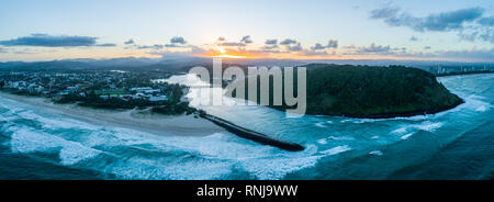 Tallebudgera creek bocca al crepuscolo. Panoramica aerea di Gold Coast, Queensland, Australia Foto Stock