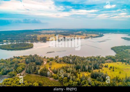 Paesaggio di antenna di mugnai Creek e sulla campagna circostante. Harrington, Nuovo Galles del Sud, Australia Foto Stock