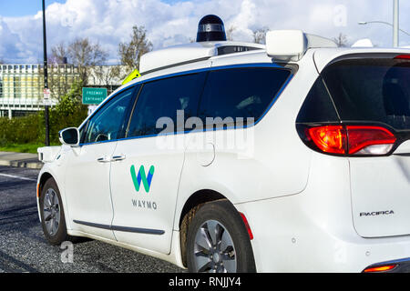 Febbraio 17, 2019 Mountain View / CA / STATI UNITI D'AMERICA - Waymo auto auto pilotaggio effettuando test su una strada vicino a Google presso la sede centrale, Silicon Valley Foto Stock