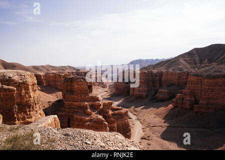Come una scena al di fuori del Westworld o una wild west movie, Charyn Canyon (noto anche come Valle dei castelli) si trova in Kazakistan Foto Stock