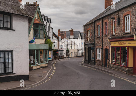 Porlock, Somerset, Inghilterra, Regno Unito - 30 Settembre 2018: passeggiando per High Street Foto Stock