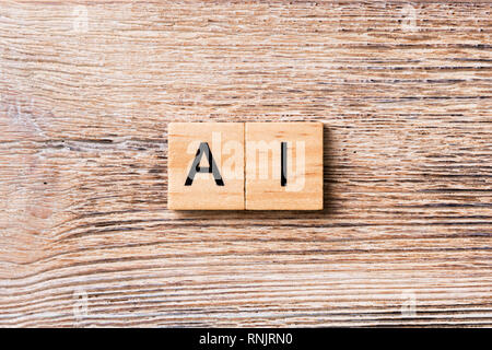 Intelligenza artificiale parola scritta sul blocco di legno. AI testo sul tavolo in legno per il desing, concetto. Foto Stock