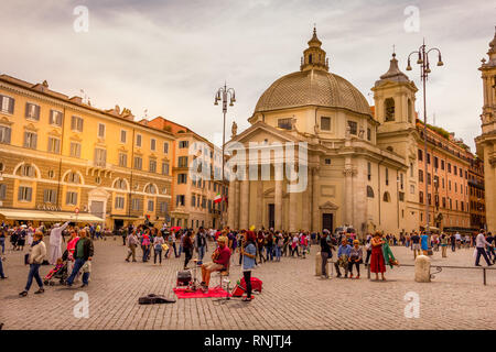 Roma, Italia - 3 Maggio 2015: persone di riproduzione di musica in Piazza del Popolo. La grande piazza che prende il nome dalla chiesa di Santa Maria del Popolo e Foto Stock