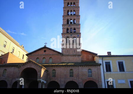 La chiesa di Santa Maria in Cosmedin a Roma, Italia. La chiesa è nota per contenere la famosa scultura La Bocca della VeritaÃ?â . Foto Stock