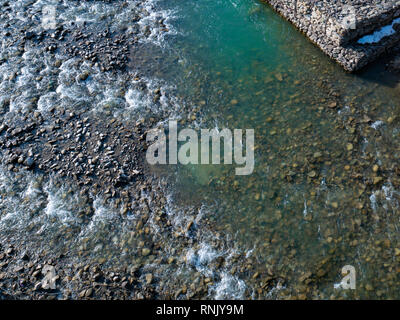 Splendido contrasto luminoso paesaggio di montagna. Il fiume di montagna scorre veloce attraverso le rocce della montagna, formando cascate e un sacco di spray. Foto Stock