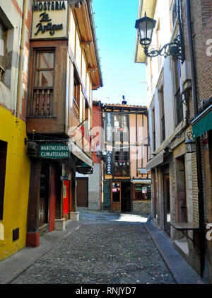 La pittoresca cittadina medievale di Potes in Cantabria, gateway ai Picos de Europa e famosa per il suo miele, formaggi e acquavite d'uva. Foto Stock